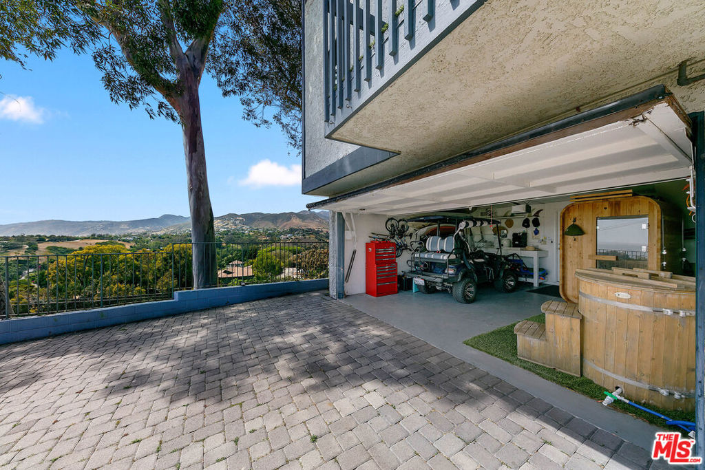 Residential Lease for rent at 29239 HEATHERCLIFF Road 4, Malibu CA featuring 2 beds and 3 baths