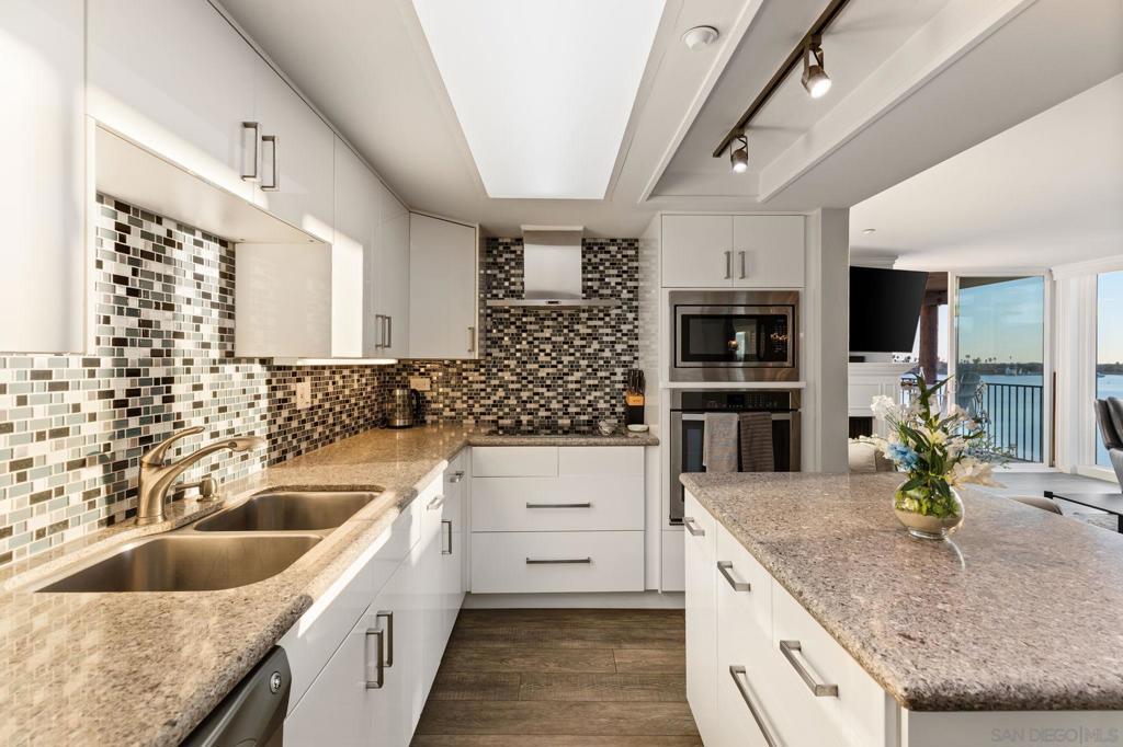 Residential Lease for rent at 1221 Parker Pl 21, San Diego CA featuring 2 beds and 3 baths