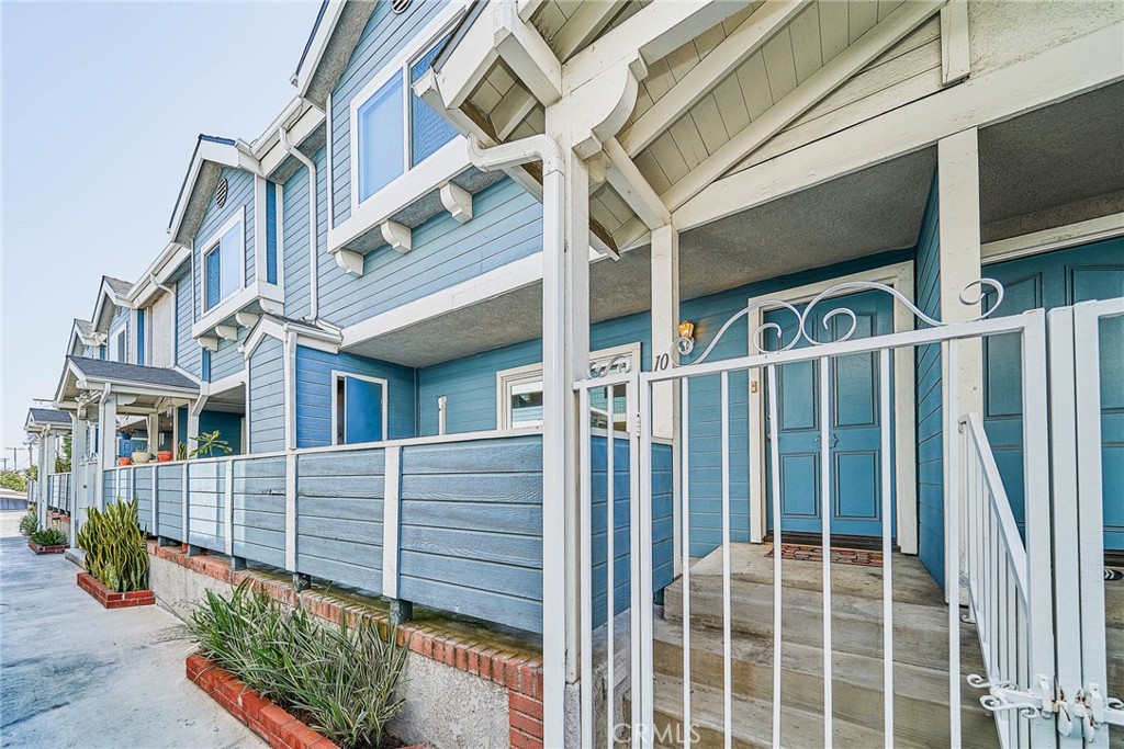 Residential Lease for rent at 21901 Moneta Avenue 10, Carson CA featuring 3 beds and 3 baths