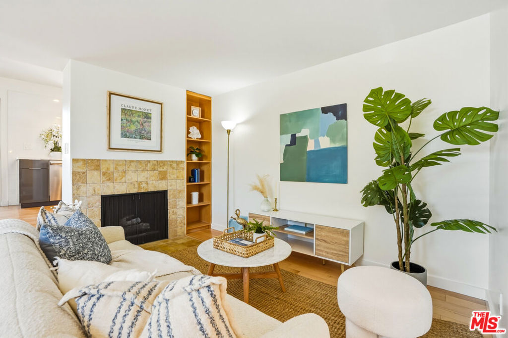 Residential for sale at 917 2nd Street 205, Santa Monica CA featuring 1 bed and 1 bath