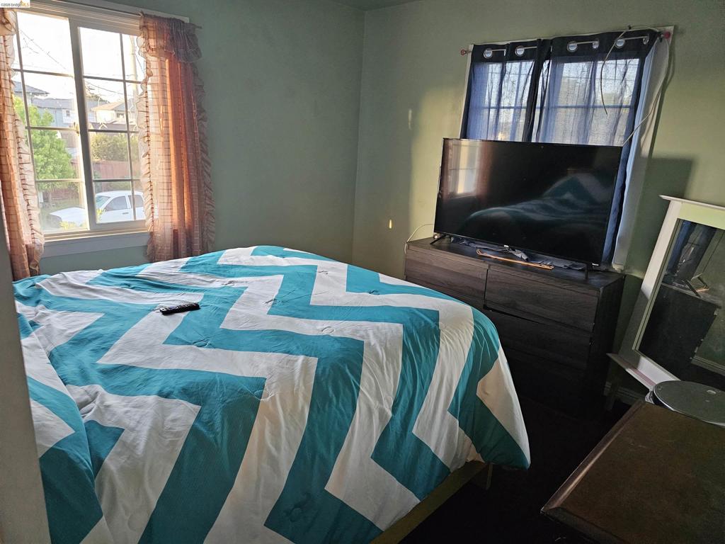 Condominium for sale at 154 West Chanslor ave, Richmond, CA featuring 2 beds and 1 bath
