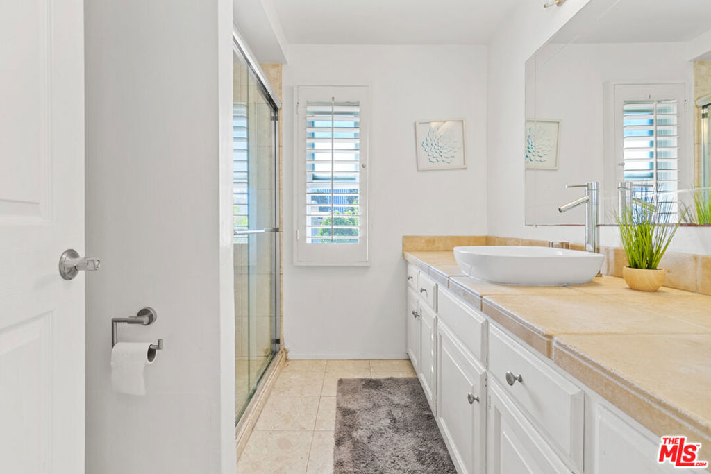 Residential Lease for rent at 4725 La Villa Marina B, Marina Del Rey, Los Angeles CA featuring 2 beds and 3 baths