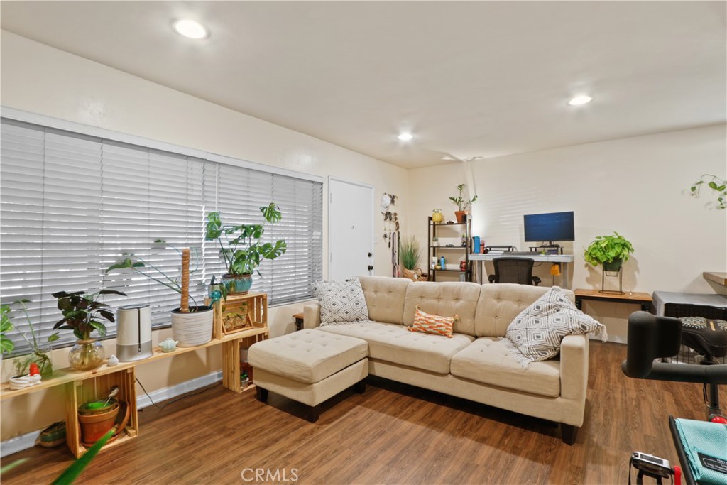 Residential Lease for rent at 939 E Appleton Street 25, Long Beach CA featuring 1 bed and 1 bath