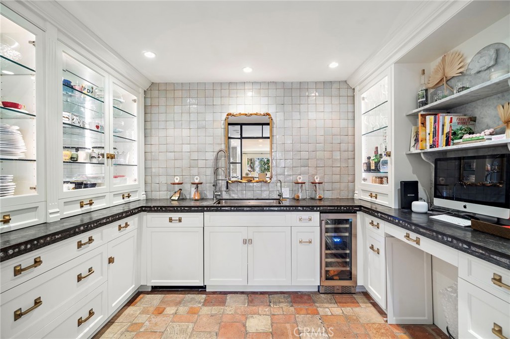 Residential Lease for rent at 464 Holly, Laguna Beach CA featuring 4 beds and 4 baths