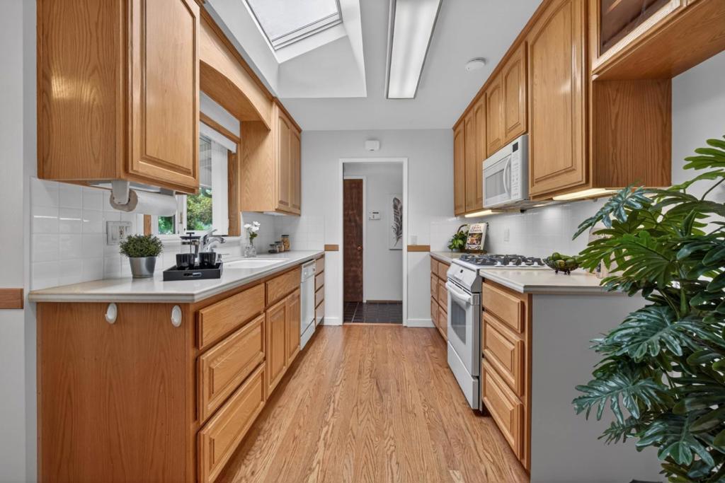 Active for sale at Mountain View, CA, Mountain View, CA CA and 2 baths