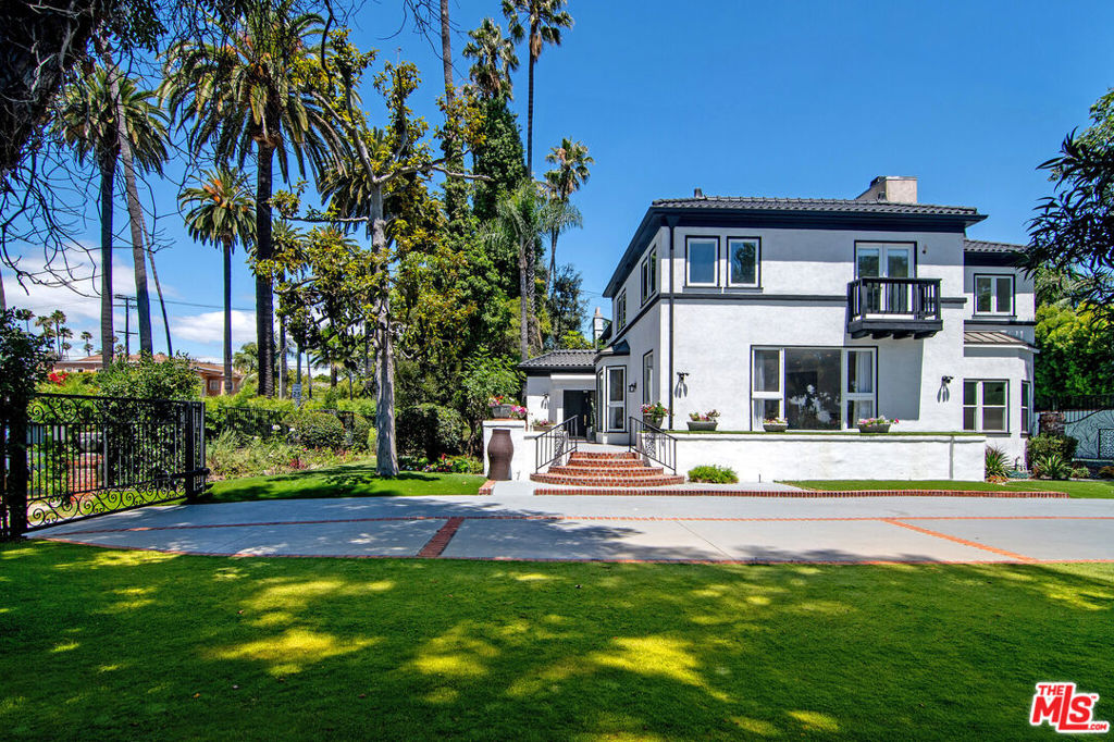 Residential Lease for rent at 508 N CANON Drive, Beverly Hills CA featuring 5 beds and 6 baths