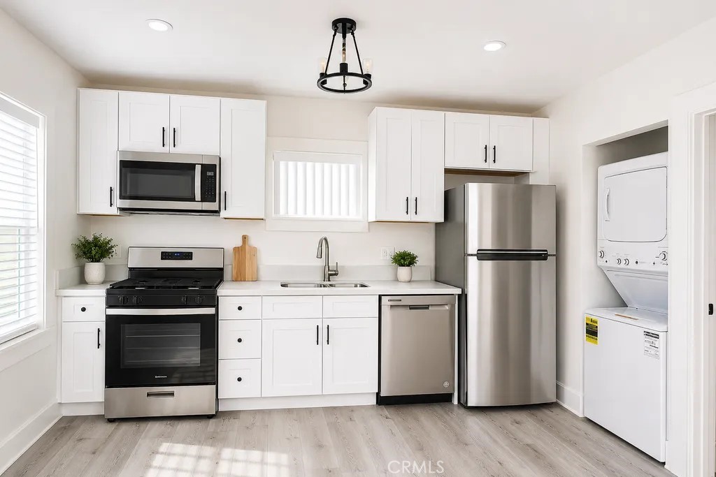 Residential Lease for rent at 1909 E 6th B, Long Beach CA featuring 2 beds and 1 bath