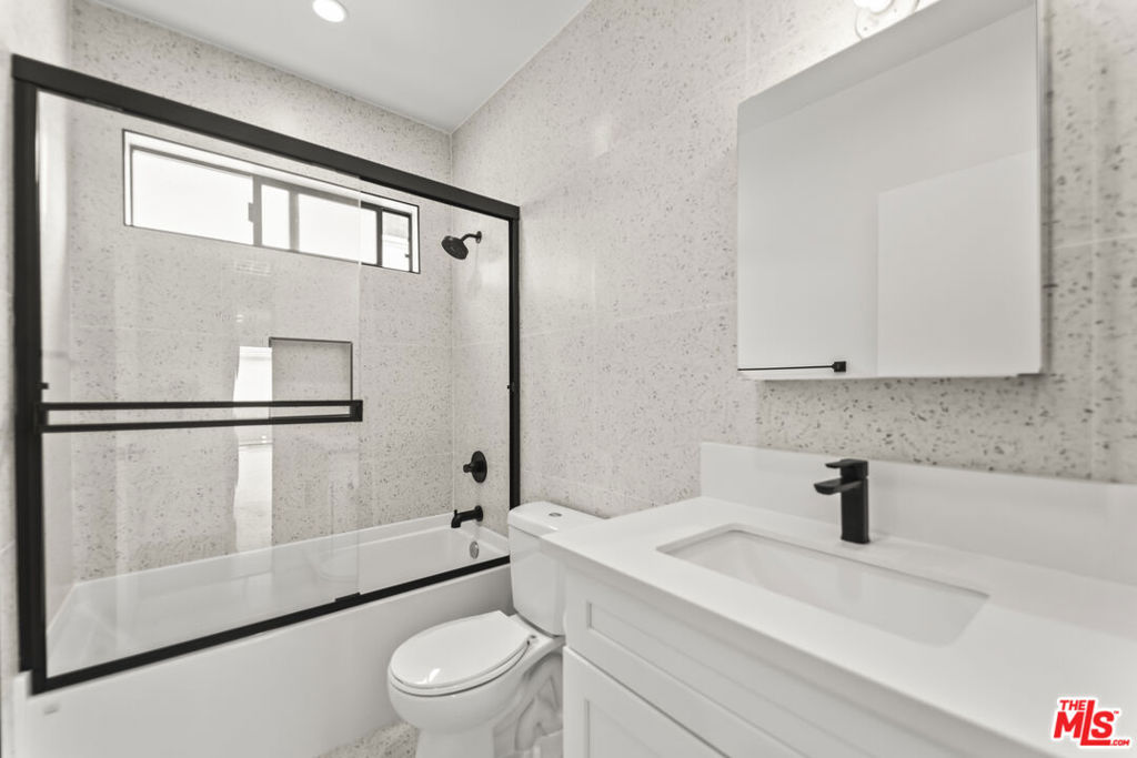 Residential Lease for rent at 1264 9th Street CC, Santa Monica CA featuring 2 beds and 2 baths