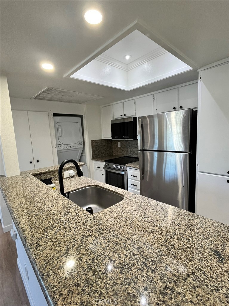 Residential Lease for rent at 23335 La Crescenta, Mission Viejo CA featuring 2 beds and 2 baths