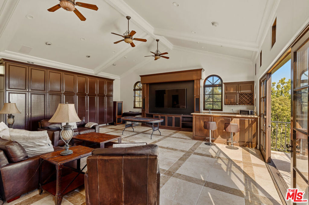 Residential Lease for rent at 2374 Earls Court, Los Angeles, Los Angeles County CA featuring 6 beds and 8 baths