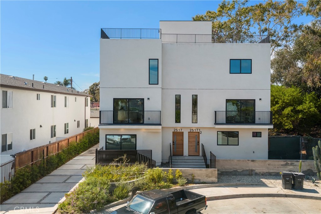 Residential Lease for rent at 2515 Alsace Avenue 1/2, Los Angeles, Los Angeles CA featuring 3 beds and 3 baths
