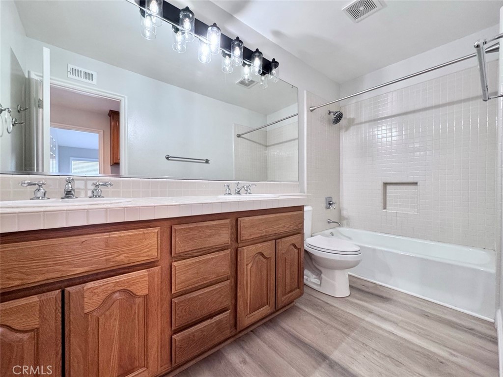 Residential Lease for rent at 22511 Peartree, Mission Viejo CA featuring 6 beds and 3 baths