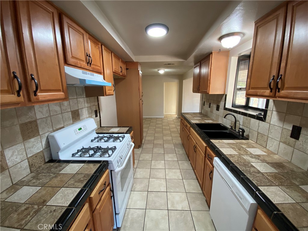 Residential Lease for rent at 18746 Rock Springs Road, Hesperia CA featuring 5 beds and 2 baths