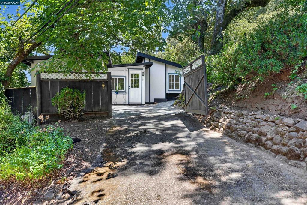 Residential Lease for rent at 16 El Rincon, Orinda CA featuring 1 bed and 1 bath