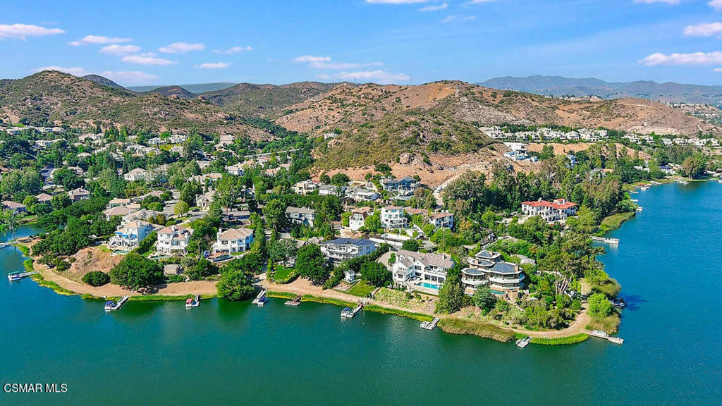Residential Lease for rent at 279 Lake Sherwood Drive, Lake Sherwood CA featuring 3 beds and 2 baths