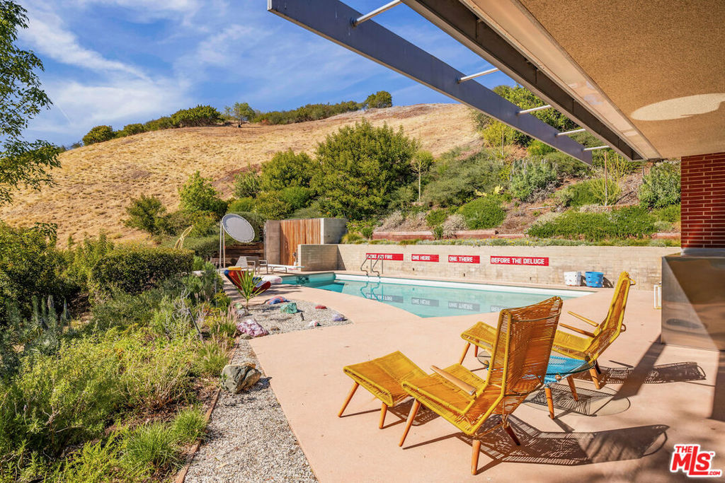 Active for sale at Los Angeles, CA, Los Angeles, CA CA and 2 baths