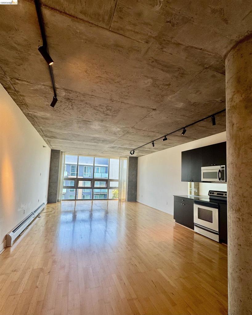 Residential Lease for rent at 311 Oak St, Oakland CA featuring 1 bed and 1 bath