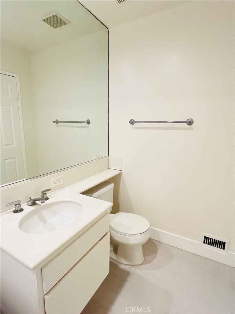 Residential Lease for rent at 200 Pacific Coast, Huntington Beach, Orange County CA featuring 1 bed and 1 bath