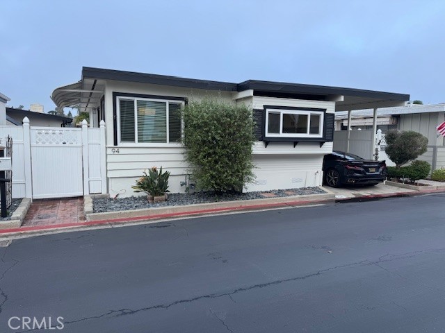 Residential Lease for rent at 94 Yorktown, Newport Beach, Orange CA featuring 2 beds and 2 baths