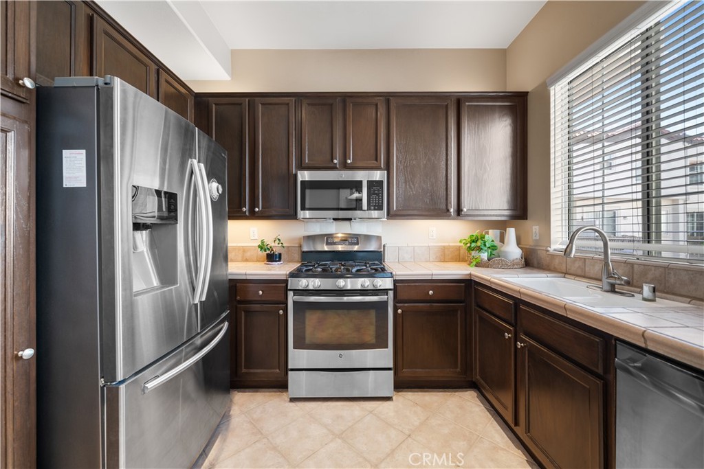 Residential Lease for rent at 2894 Player Ln, Tustin, Orange County CA featuring 2 beds and 3 baths