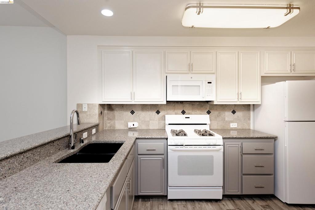 Residential Lease for rent at 220 Caldecott Ln, Oakland CA featuring 2 beds and 2 baths