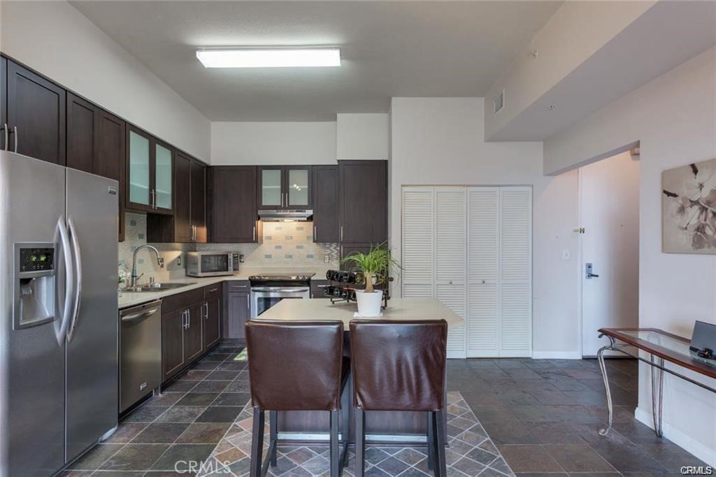 Residential Lease for rent at 388 E Ocean Boulevard 911, Long Beach CA featuring 1 bed and 1 bath