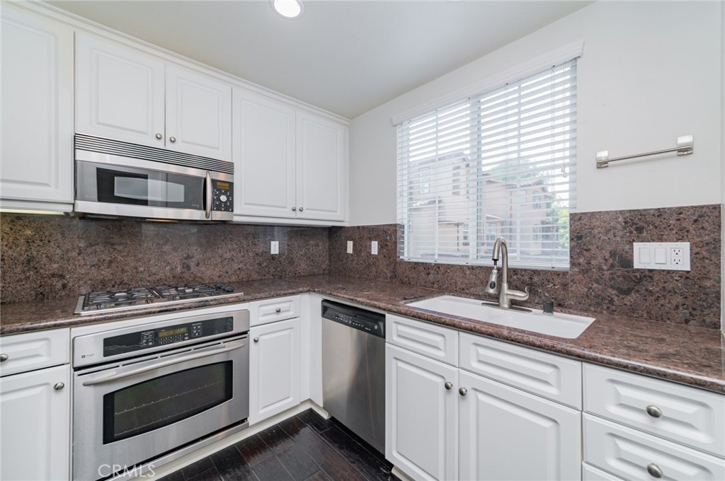 Residential Lease for rent at 128 Coral Rose, Irvine, Orange County CA featuring 2 beds and 3 baths