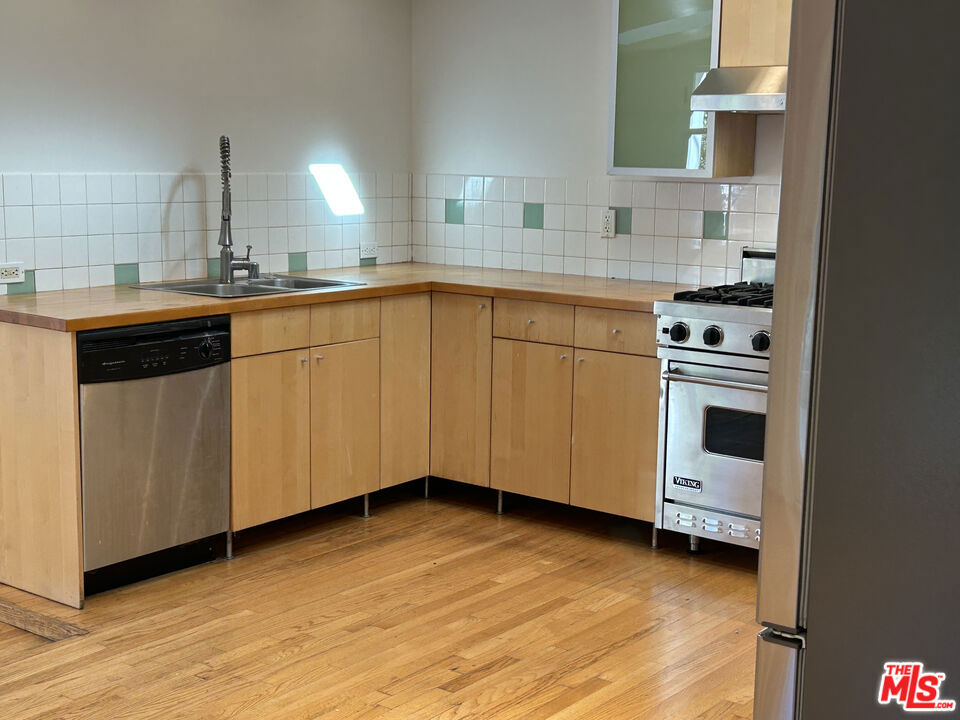 Residential Lease for rent at 8711 Sherwood Drive, West Hollywood CA featuring 2 beds and 1 bath