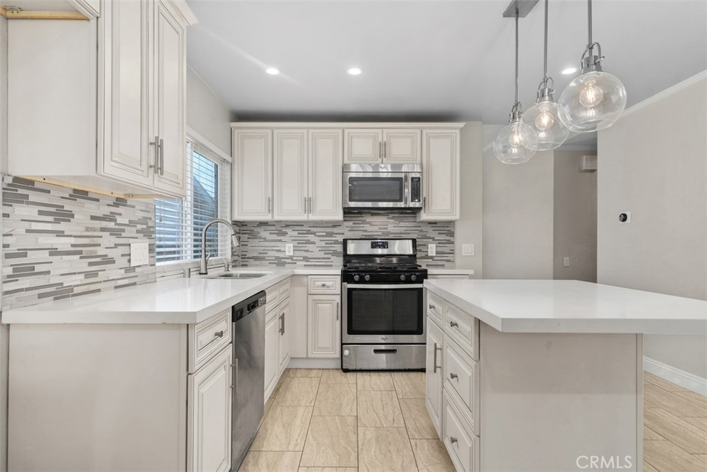 Residential Lease for rent at 23265 Via Ronda, Mission Viejo CA featuring 3 beds and 2 baths