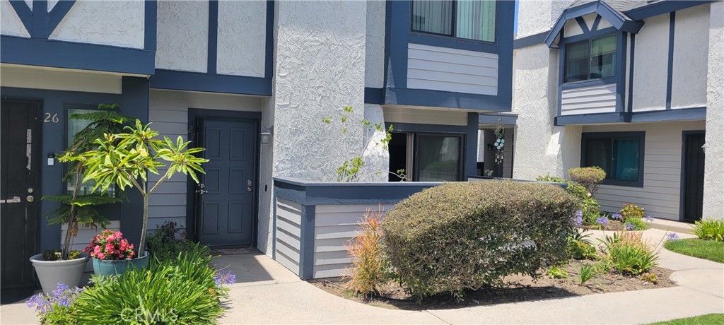 Residential for sale at 19231 Sherman 27, Reseda CA featuring 3 beds and 3 baths