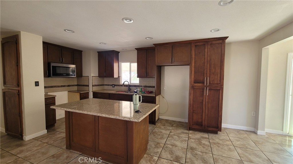 Residential Lease for rent at 10799 Redwood Ave, Hesperia CA featuring 3 beds and 1 bath