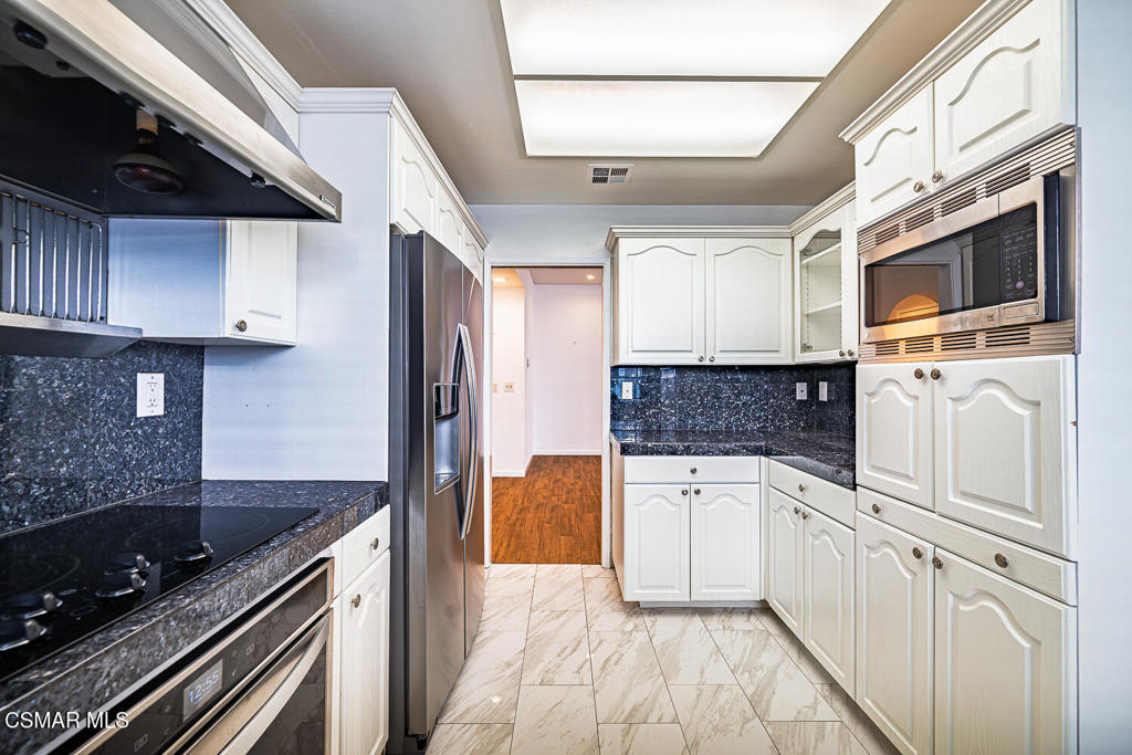 Residential Lease for rent at 4244 Flintlock Lane, Westlake Village CA featuring 3 beds and 3 baths