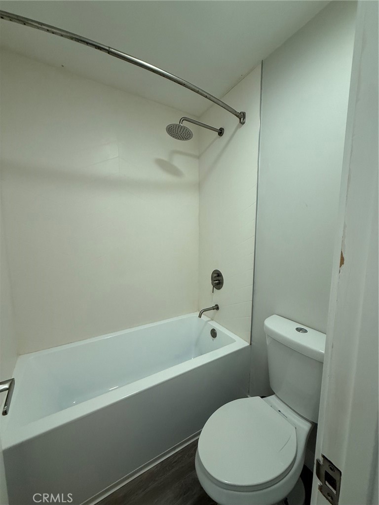 Residential Lease for rent at 404 N Broadway 6, Redondo Beach CA featuring 2 beds and 2 baths
