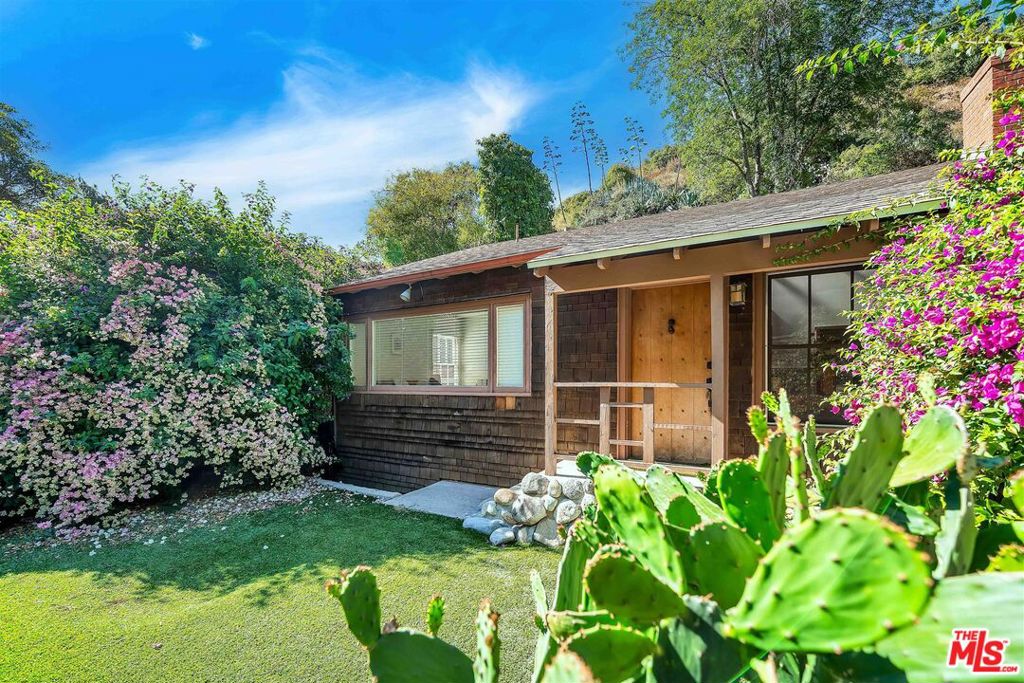 Residential Lease for rent at 9859 Easton Drive, Beverly Hills CA featuring 3 beds and 2 baths