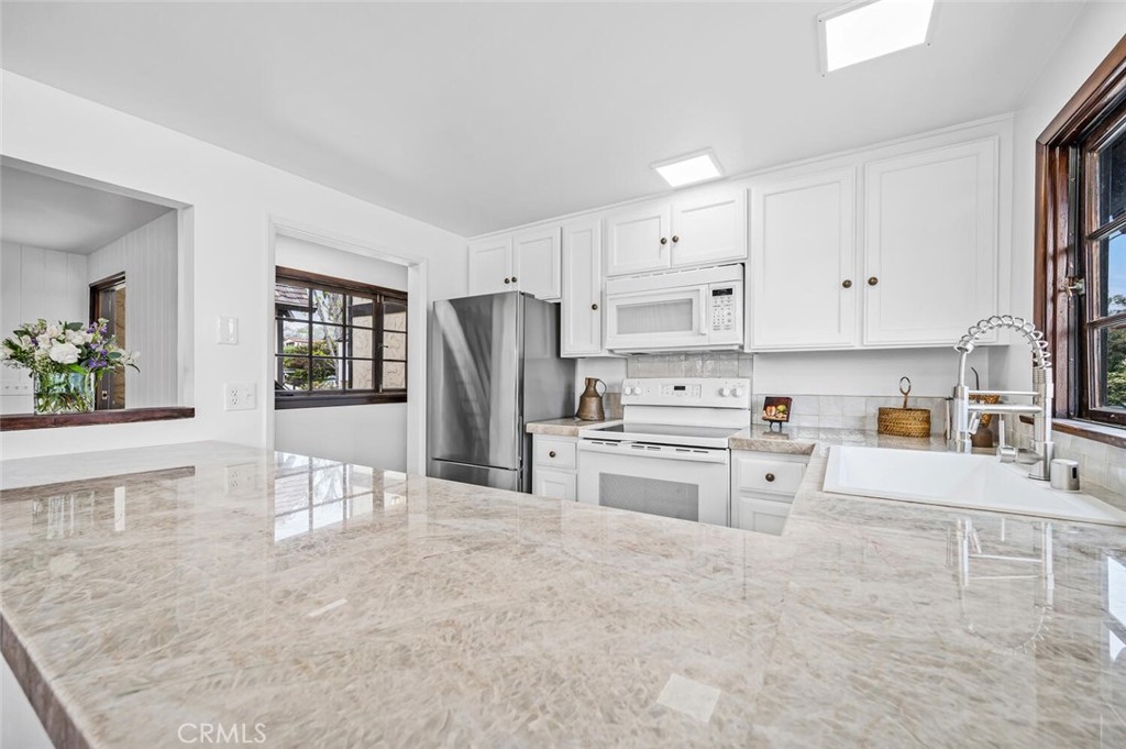 Residential Lease for rent at 329 Aster, Laguna Beach CA featuring 2 beds and 1 bath