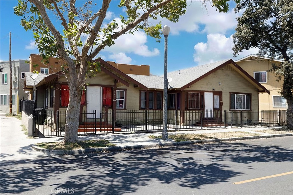 Quadruplex for sale at 1273 Chestnut, Long Beach, CA