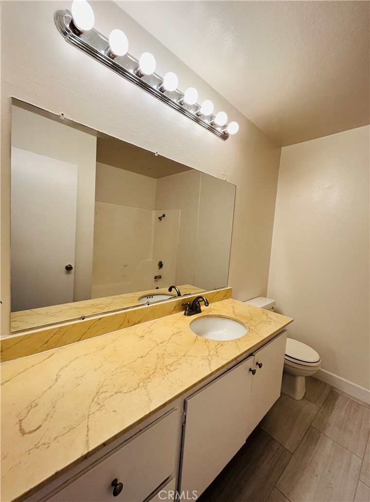 Residential Lease for rent at 1001 W Macarthur, Santa Ana CA featuring 2 beds and 2 baths
