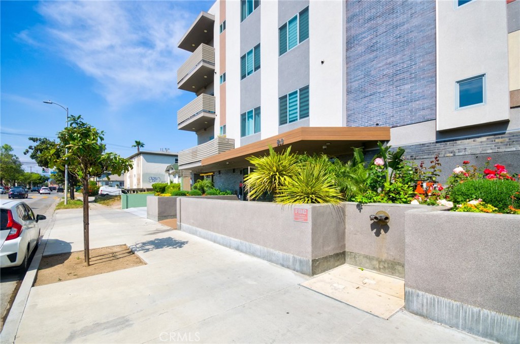 Residential for sale at 820 S Wilton Place 304, Los Angeles CA featuring 3 beds and 2 baths