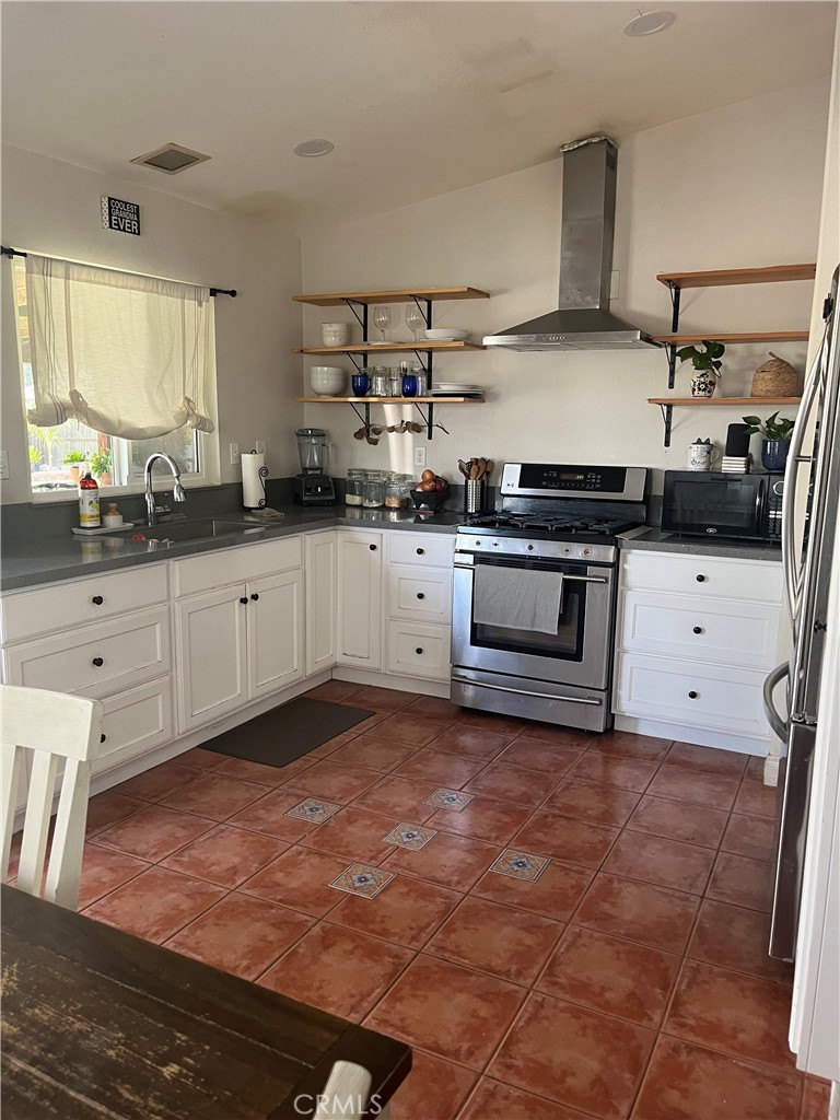 Residential Lease for rent at 14785 Mallory, Fontana CA featuring 3 beds and 2 baths
