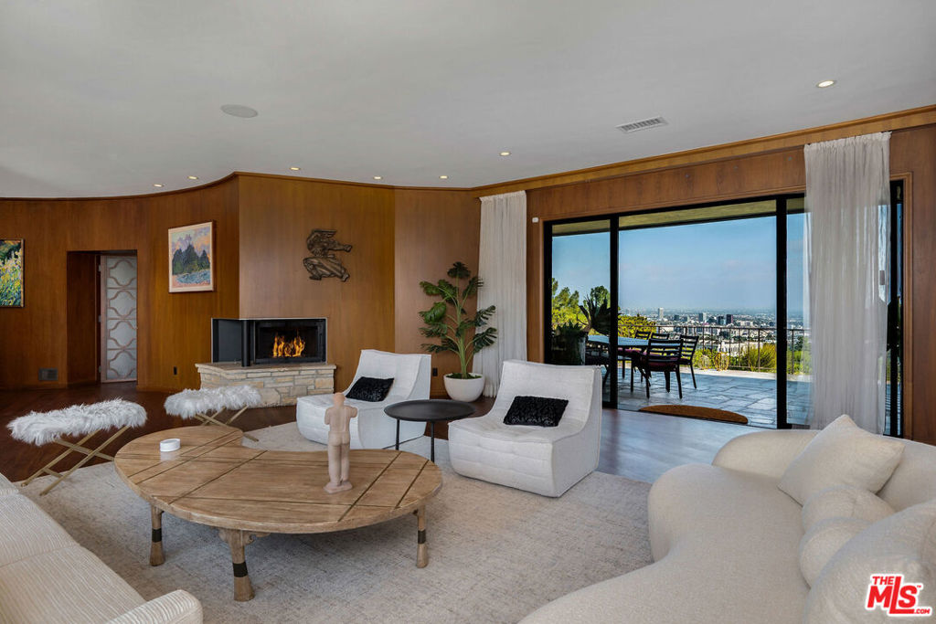Residential Lease for rent at 1131 Miradero Road, Beverly Hills CA featuring 5 beds and 6 baths