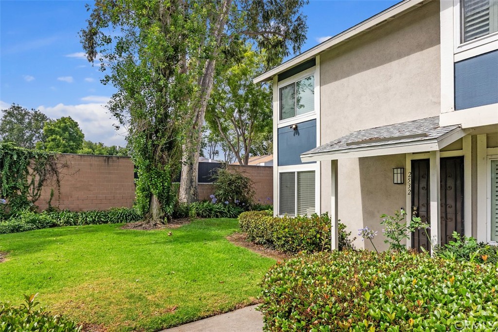 Residential for sale at 2532 S Laurelwood 119, Santa Ana CA featuring 3 beds and 2 baths