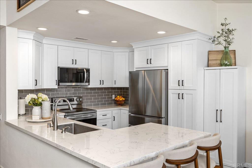 Residential for sale at 501 Smoketree Glen, Escondido CA featuring 2 beds and 1 bath
