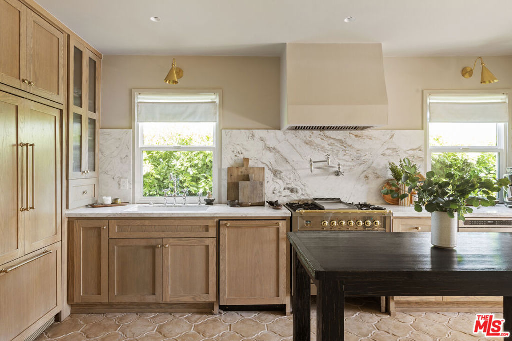 Residential for sale at 3952 Sutro Avenue, Los Angeles CA featuring 3 beds and 3 baths