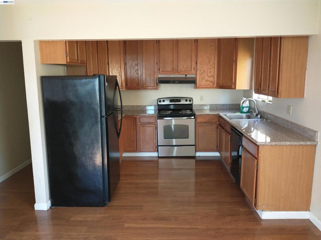Residential Lease for rent at 6909 MacArthur Blvd, Oakland CA featuring 3 beds and 2 baths