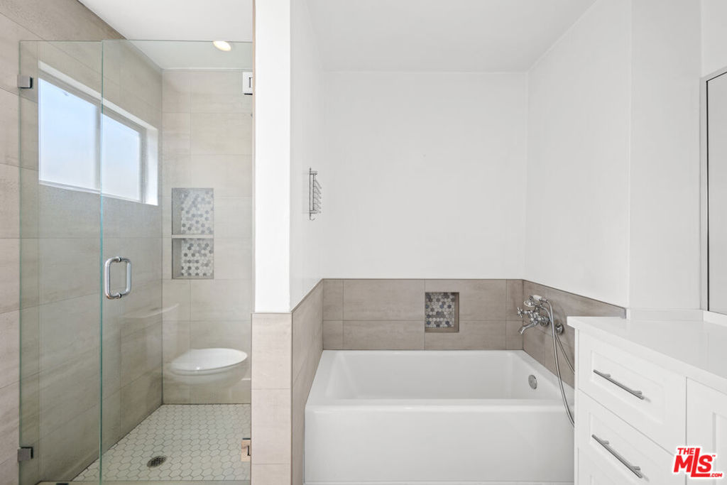 Residential Lease for rent at 136 S Palm Drive 305, Beverly Hills, Los Angeles County CA featuring 3 beds and 2 baths