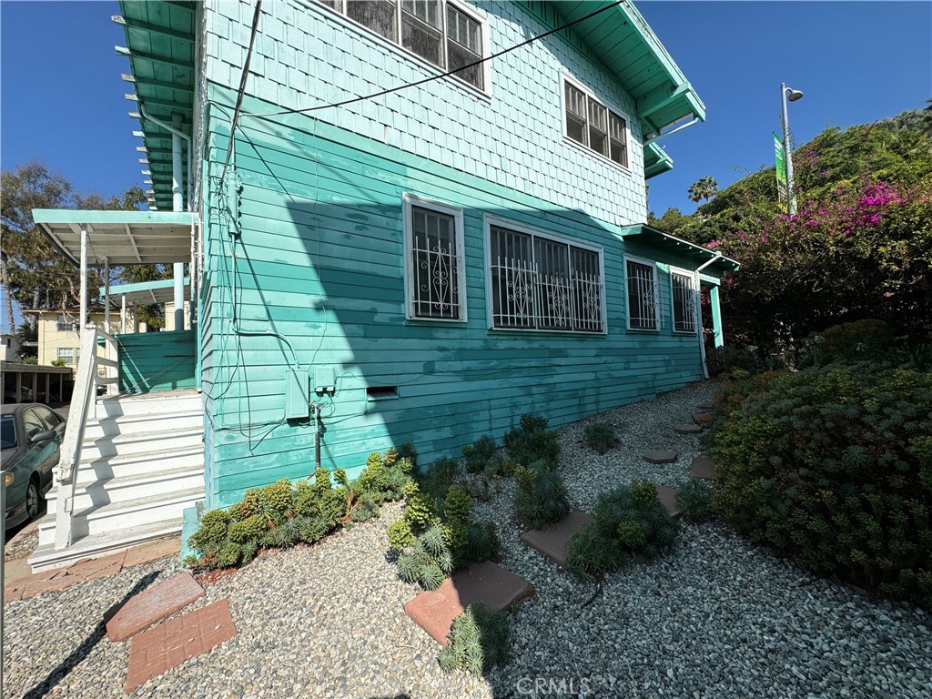 Residential Lease for rent at 5158 Franklin Avenue, Los Angeles, Los Angeles County, CA featuring 1 bed and 1 bath