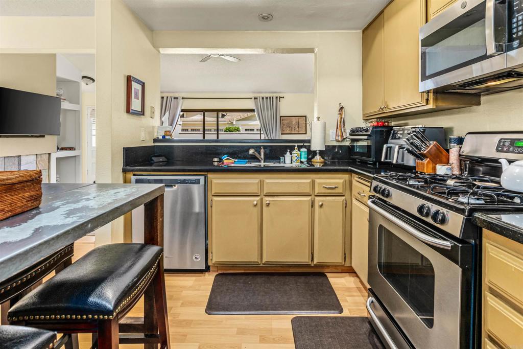 Residential Lease for rent at 3935 Caminito Del Mar Surf, San Diego CA featuring 3 beds and 3 baths