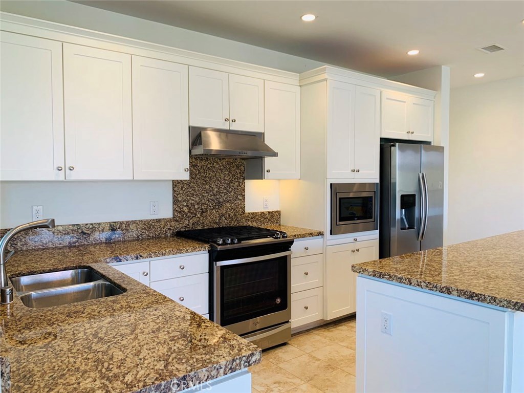 Residential Lease for rent at 148 Damsel, Irvine CA featuring 2 beds and 2 baths