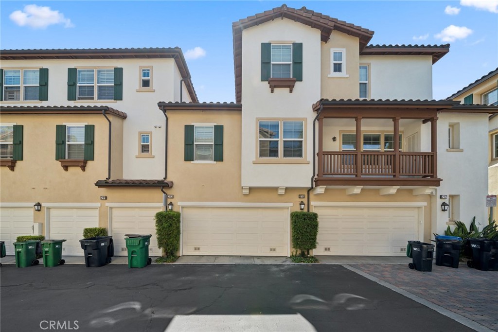 Residential Lease for rent at 215 Dewdrop, Irvine CA featuring 3 beds and 3 baths