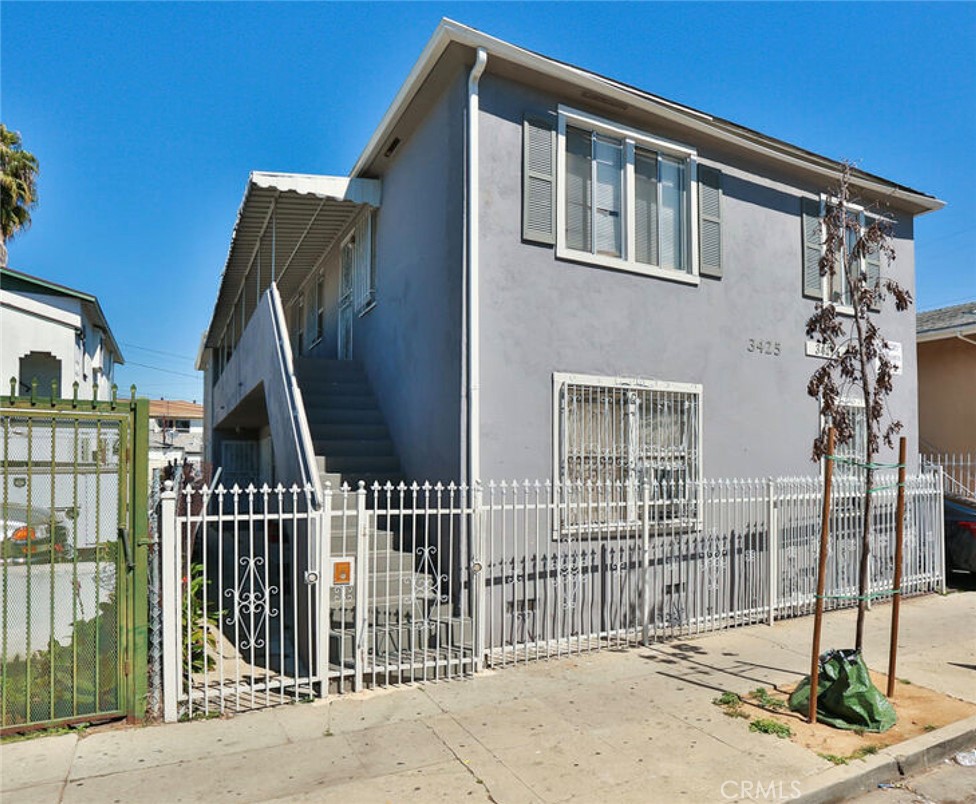 Apartment for sale at 3425 Hyde Park Boulevard, Los Angeles, CA